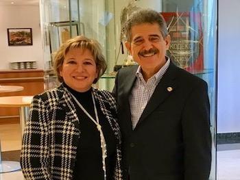 Fermín Cuza, junto a Ana Hinojosa, Directora de Facilitación y Cumplimiento de la OMA.