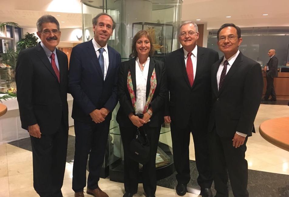 En la foto: Fermín Cuza, Presidente Internacional de WBO, Sherin Rosenow, Consejera de la Secretaría General de la OMA, Alfonso Rojas, Asociación de Agentes Prof. De Aduana de las Américas (ASAPRA), John Mein, Presidente - Grupo Consultivo del Sector Privado de la OMA y Jaime King, Vicepresidente - Grupo Consultivo del Sector Privado de la OMA.