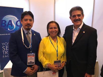 Visita de los Sres. Cristóbal Hernández, CBP-CTPAT (Estados Unidos) y Dionecia Esmeralda Madrid Cortes, OEA-DIAN (Colombia), al stand de BASC en la Conferencia.