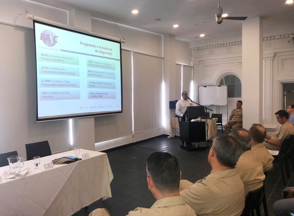 Momentos durante la ponencia del Sr. Hernán Dario Cruz, Director Ejecutivo de BASC Sur Occidente.