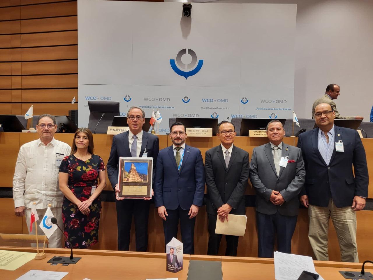 Durante la transmisión en vivo, los Sres. Suzanne Lemaitre; Directora de Administración/Comunicaciones y Relaciones Corporativas de WBO, Manuel Garza, Director de CTPAT de la Aduana y Protección Fronteriza de los Estados Unidos USCBP, Emilio Aguiar; Presidente de la Junta Directiva de WBO, Fermín Cuza; Alto Consejero para Asuntos Internacionales y Pasado Presidente Internacional de WBO, E. Erik Moncayo; Director Ejecutivo y Presidente Internacional (E) y Luis Renella; Director de Operaciones de WBO. 