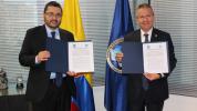 En la foto, los Sres. Javier Gutiérrez López, director de la UIAF y Luis Bernardo Benjumea, director ejecutivo de BASC Colombia, durante la ceremonia de firmas.