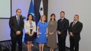 José Antonio Ferris, de Dow Jones, Tayra Barsallo directora de Aduanas, Giomar González directora Basc Panama, Ana Reyes, del Gabinete Logístico del Gobierno Nacional y Michael Vargas y John Nieves de la Embajada de los Estados Unidos.