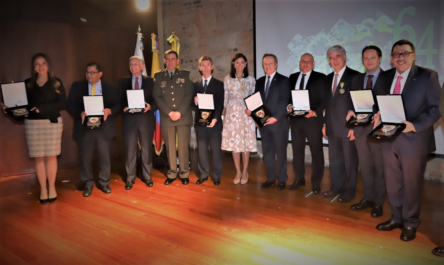 Los Sres. Diego Luis Sanchez Montaña, director ejecutivo de BASC Café, y Miguel Velásquez Olea, director ejecutivo de BASC Bogotá, durante ceremonia de reconocimientos de la Dirección de Tránsito y Transportes de la Policía Nacional de Colombia (DITRA), en compañía la alta dirección de la Policía Nacional, el Gobierno Colombiano e invitados especiales.