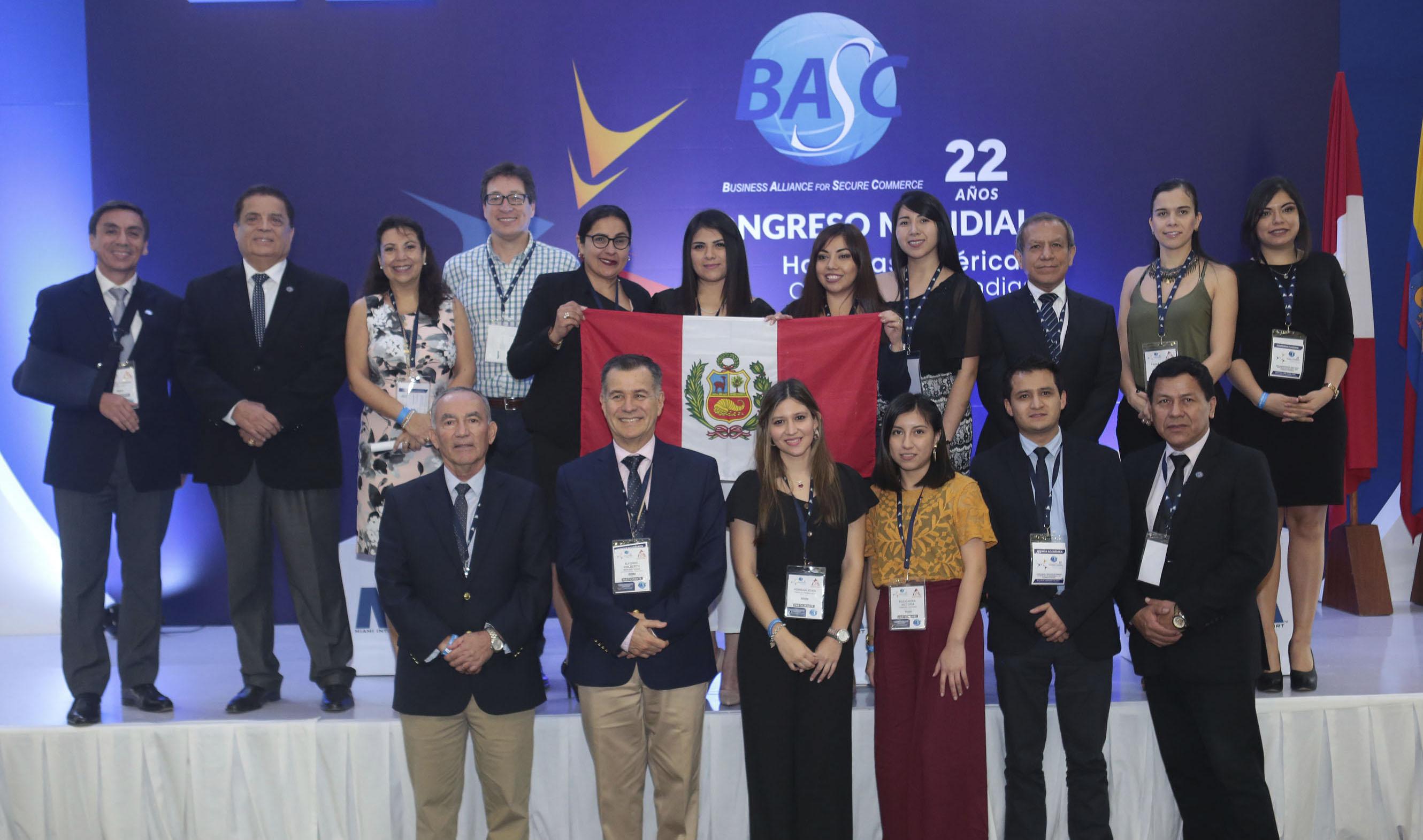Miembros del equipo de trabajo del capítulo BASC Perú, durante concesión oficial del Congreso Mundial BASC 2021 por parte de World BASC Organization