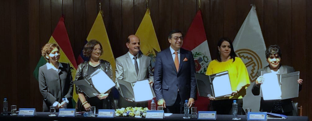 Sra. Viviana Caro Hinojosa, Banco Interamericano de Desarrollo (BID); Sra. Ingrid Díaz, Directora de Gestión de Aduanas DIAN Colombia; Sr. Rafael García Melgar, Superintendente Nacional Adjunto de Aduanas de la SUNAT de Perú; Sr. Jorge Hernando Pedraza, Secretario General de la Comunidad Andina (CAN); Sra. María Eugenia Nieto, Directora del Servicio Nacional de Aduana del Ecuador (SENAE) y Sra. Marlene Ardaya, Presidenta Ejecutiva de la Aduana de Bolivia.