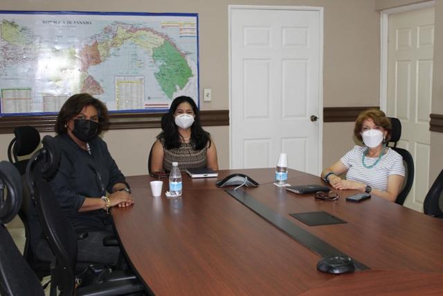 En la foto las Sras. Tayra Barsallo, Directora General de la Autoridad Nacional de Aduanas de Panamá, Giomar González, Directora Ejecutiva de BASC Panamá y Dianela Zachrisson, Coordinadora de medios de Comunicación BASC Panamá