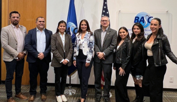 De izquierda a derecha: Henry Ramírez, gerente comercial de Voll Code; Byron Ardón, gerente general de CODECOMINTER; Natalia Samayoa, consejera comercial del Consulado General de Guatemala en Miami; Suzanne Lemaitre, directora ejecutiva WBO; Luis Renella, director de operaciones WBO; Elsi Bremer, gestor de negocios de SG Consultores; Grecia Ramirez, coordinadora de la Comisión de Servicios Integrados a la Exportación de AGEXPORT; y Mariana Ceilia Faria, gerente de país de Southcross Logistics.