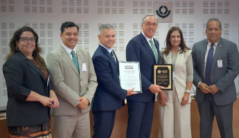 De izquierda a derecha: Patricia Masella, presidenta AMECOMEX; Oscar Sánchez, presidente Junta Directiva WBO; Erik Moncayo, presidente internacional WBO; Alfonso Rojas, representante de ASAPRA/CARGODEC;  Suzanne Lemaitre, directora ejecutiva WBO; y Nelson Brens, presidente ASAPRA. 