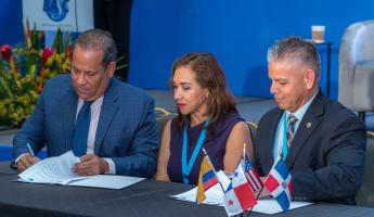 In the photo: Mr. Nelson Brens Castillo; President of ASAPRA, Katya López; Vice President of the Andean Region – ASAPRA; and Erik Moncayo; International President of the World BASC Organization, during the signing of the Memorandum of Understanding (MOU) between the two organizations.